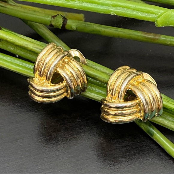 Vintage Unsigned Gold-tone Knot Clip On Earrings - Picture 10 of 13